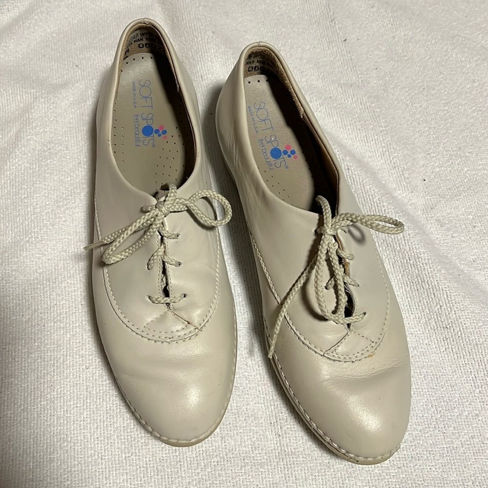 Softspots Sneakers Women's Size 9M beige Feel Beautiful Leather Lace Shoes..